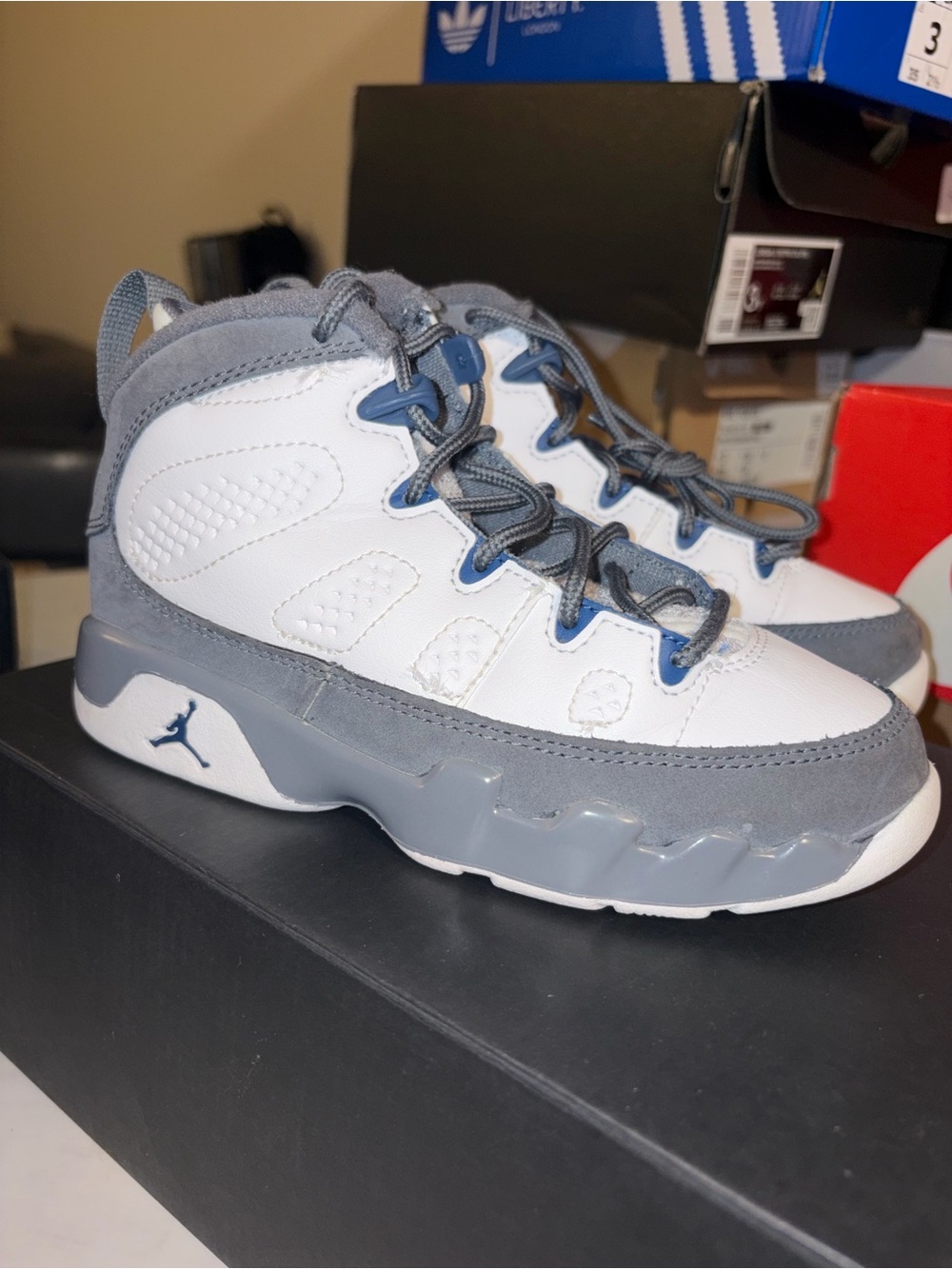Jordan Kids' Retro Basketball Shoes - White & Gray